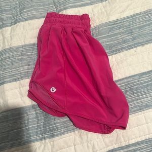 Adorable LULULEMON hotty hot Sonic pink shirt size 2!! 4” inseam!
